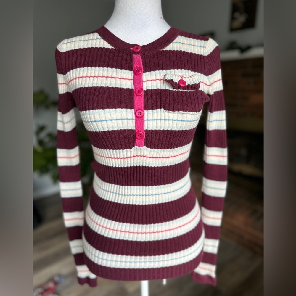 #20)  American Eagle stretches tee sweater size medium excellent condition